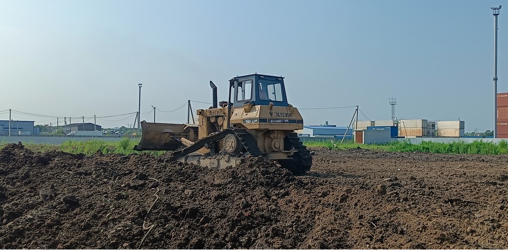 Бульдозер и экскватор роют и копают котлованы в Фокино