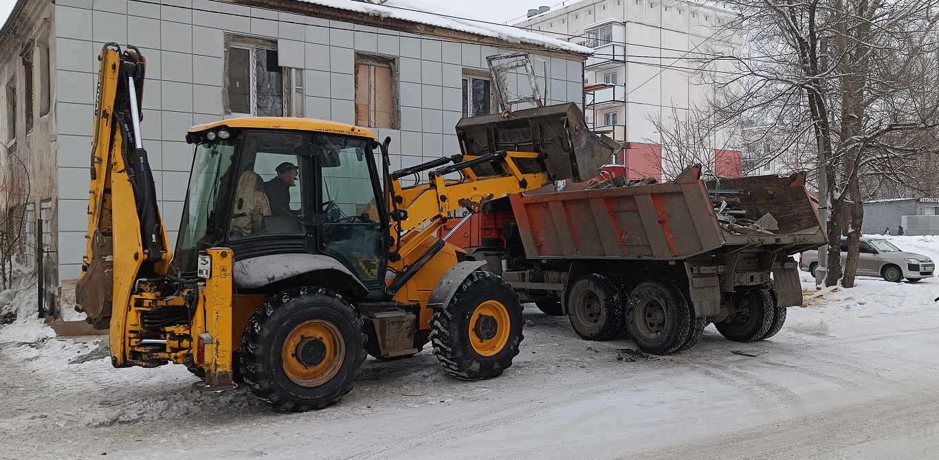 Уборка и вывоз строительного мусора, ТБО с помощью экскаватора и самосвала в Карачеве